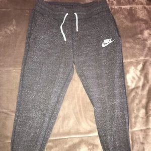 Cropped Nike joggers